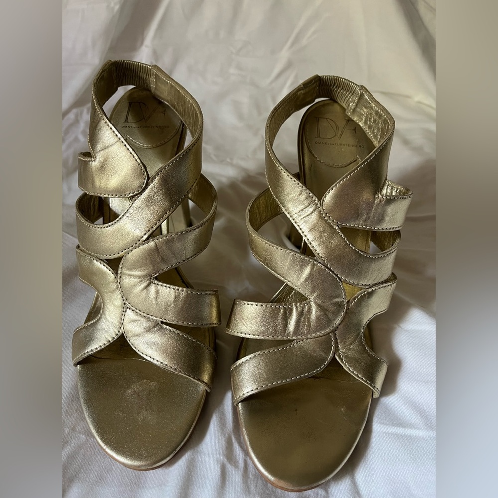 Diane Von Furstenburg size 6 1/2 gold heels